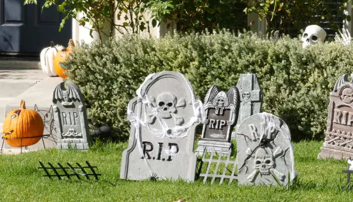 15 Easy DIY Outdoor Halloween Decorations